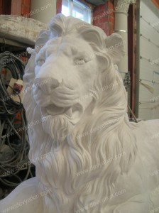 Скульптура - лев из бетона